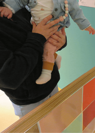 Un bébé dans les bras de son père