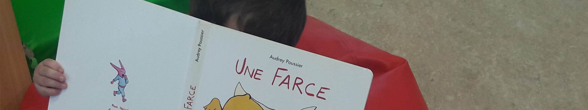 Enfant qui lit Une Farce d'Audrey Poussier