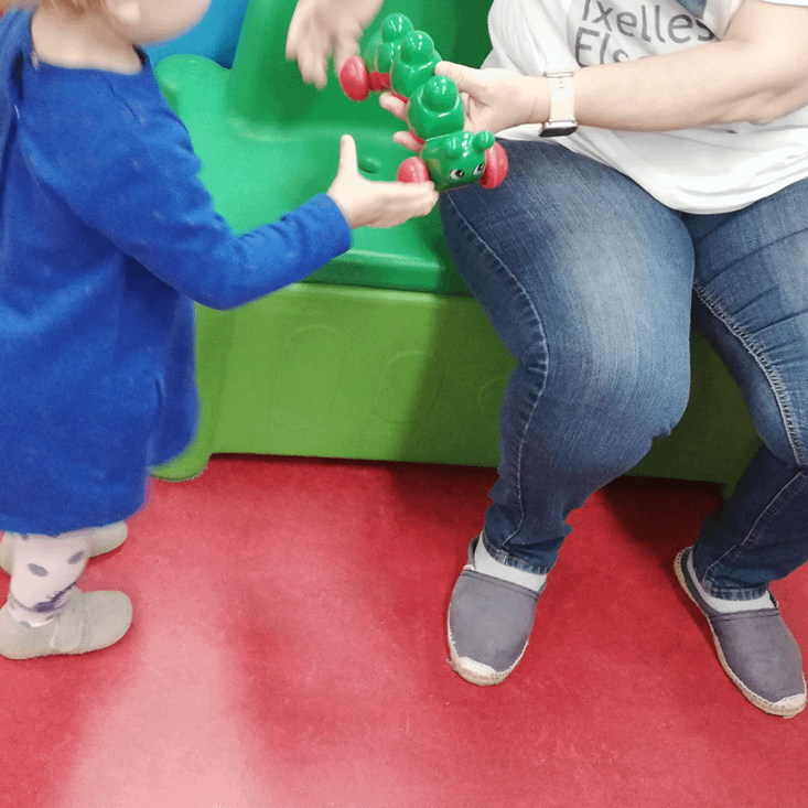 Une fille joue avec une puericultrice