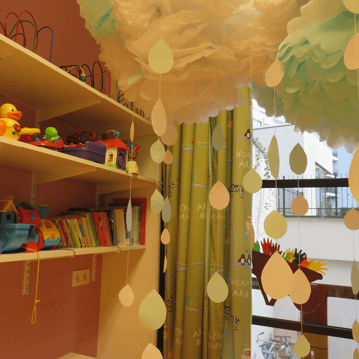 Etageres avec des livres et des jouets pour enfants