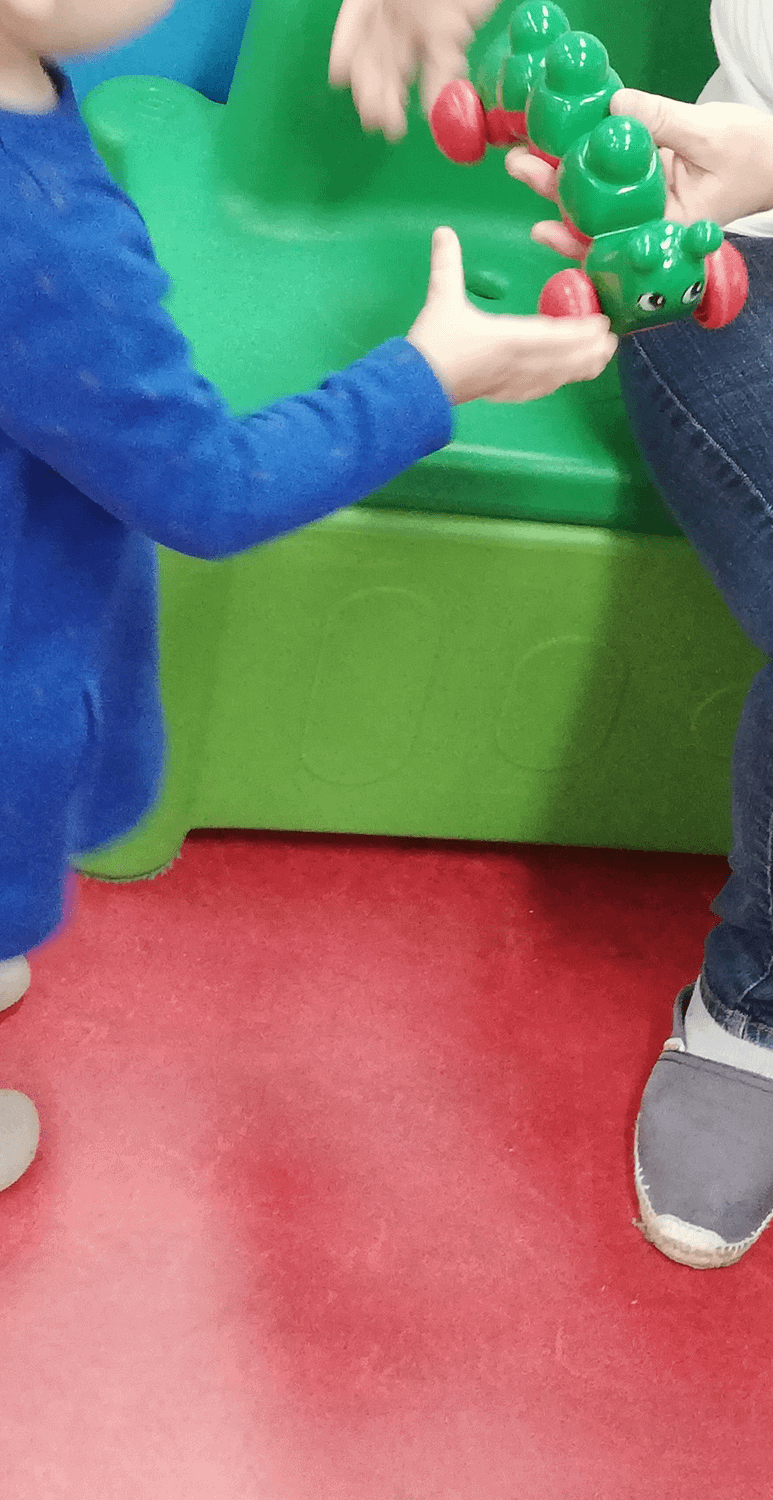 Une fille joue avec une puericultrice